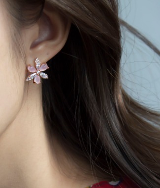 멜로망스 핑크 꽃잎 은침 귀걸이